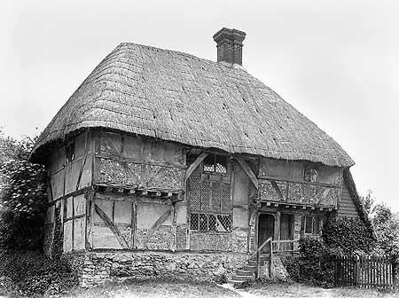 Lloyd's interest in the development of the English house went well beyond brick. The 15th-century Yeoman's House at Bignor is of a Wealden type well known fron Kent. 